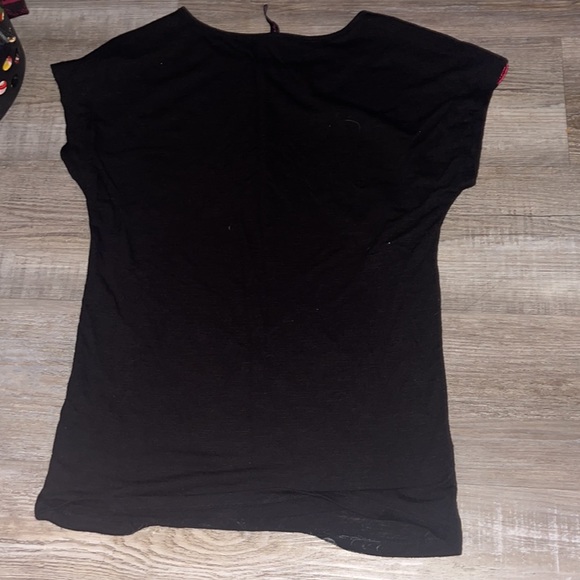Black and pink tshirt with sequin shoulders size Lg - Picture 2 of 3